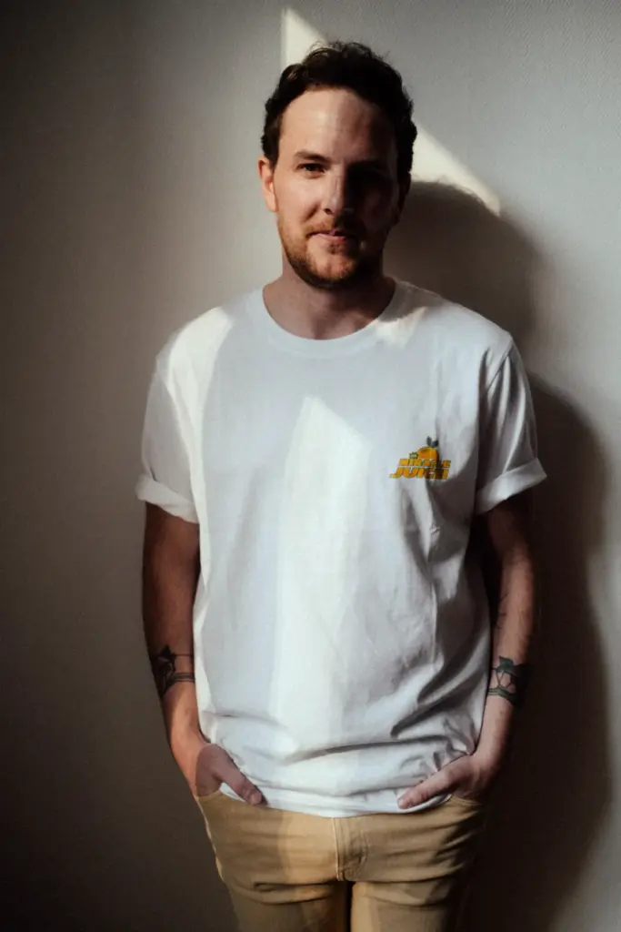 Studioaufnahme eines Mannes, Licht und Schatten setzen harte Kanten im Bild