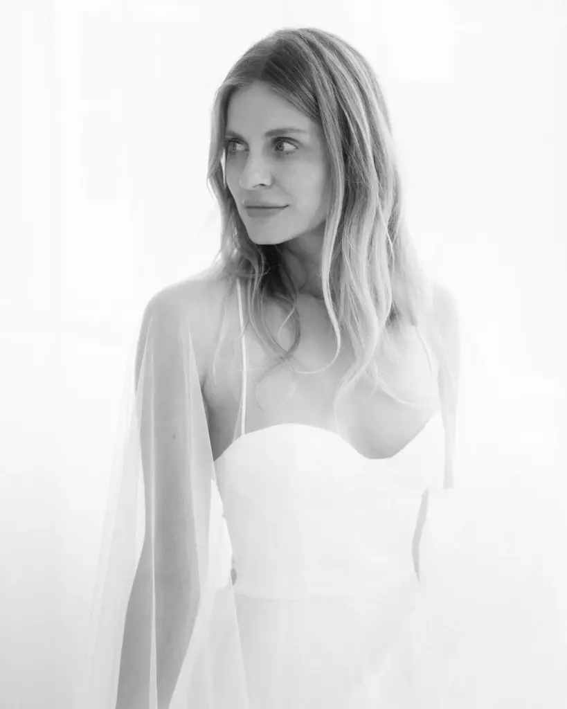 High-Key-Schwarzweiß-Portrait mit transparentem Stoff und Blick zur Seite