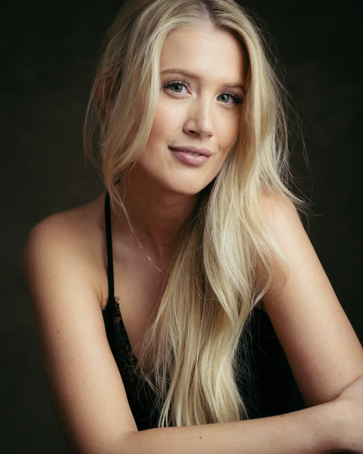 Close-up mit langen blonden Haaren und sanftem Blick im natürlichen Licht