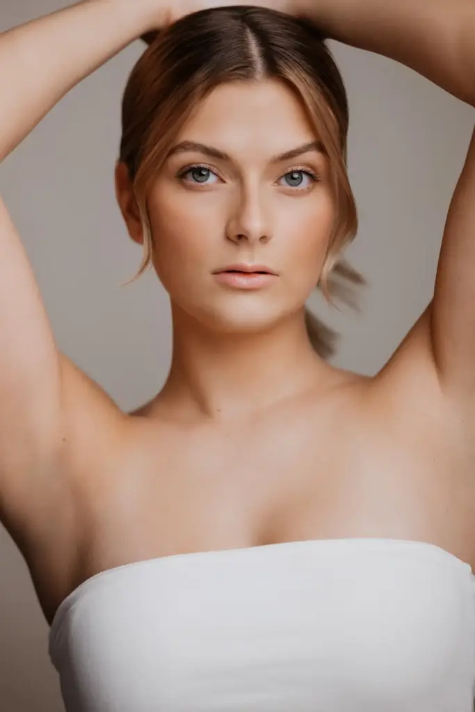 Beauty-Aufnahme mit erhobenen Armen, Blick direkt und Licht weich modelliert