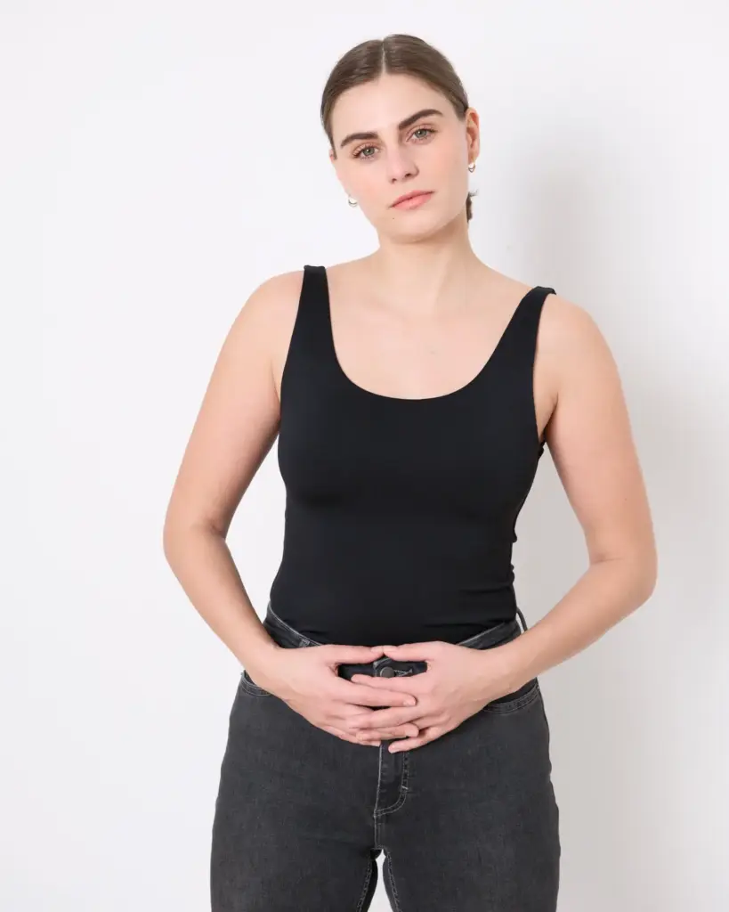 Close-up eines Models mit reduziertem Ausdruck und natürlichem Look
