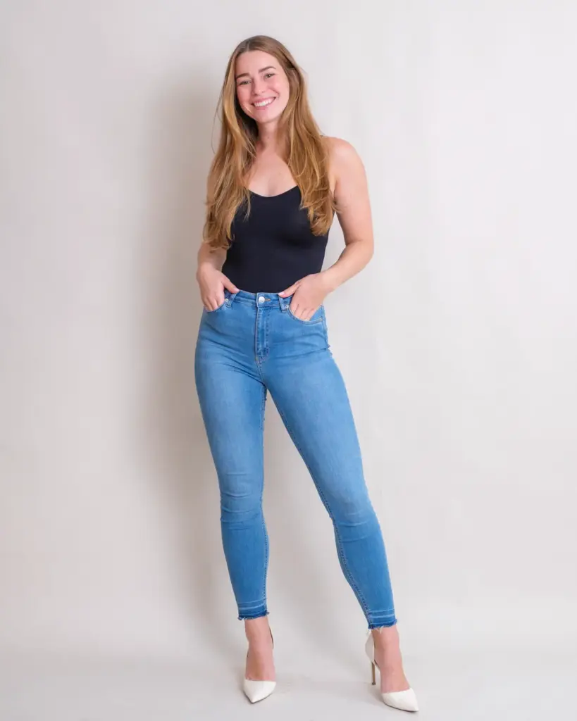 Ganzkörperaufnahme eines Models mit gerader Haltung und schlichtem Outfit