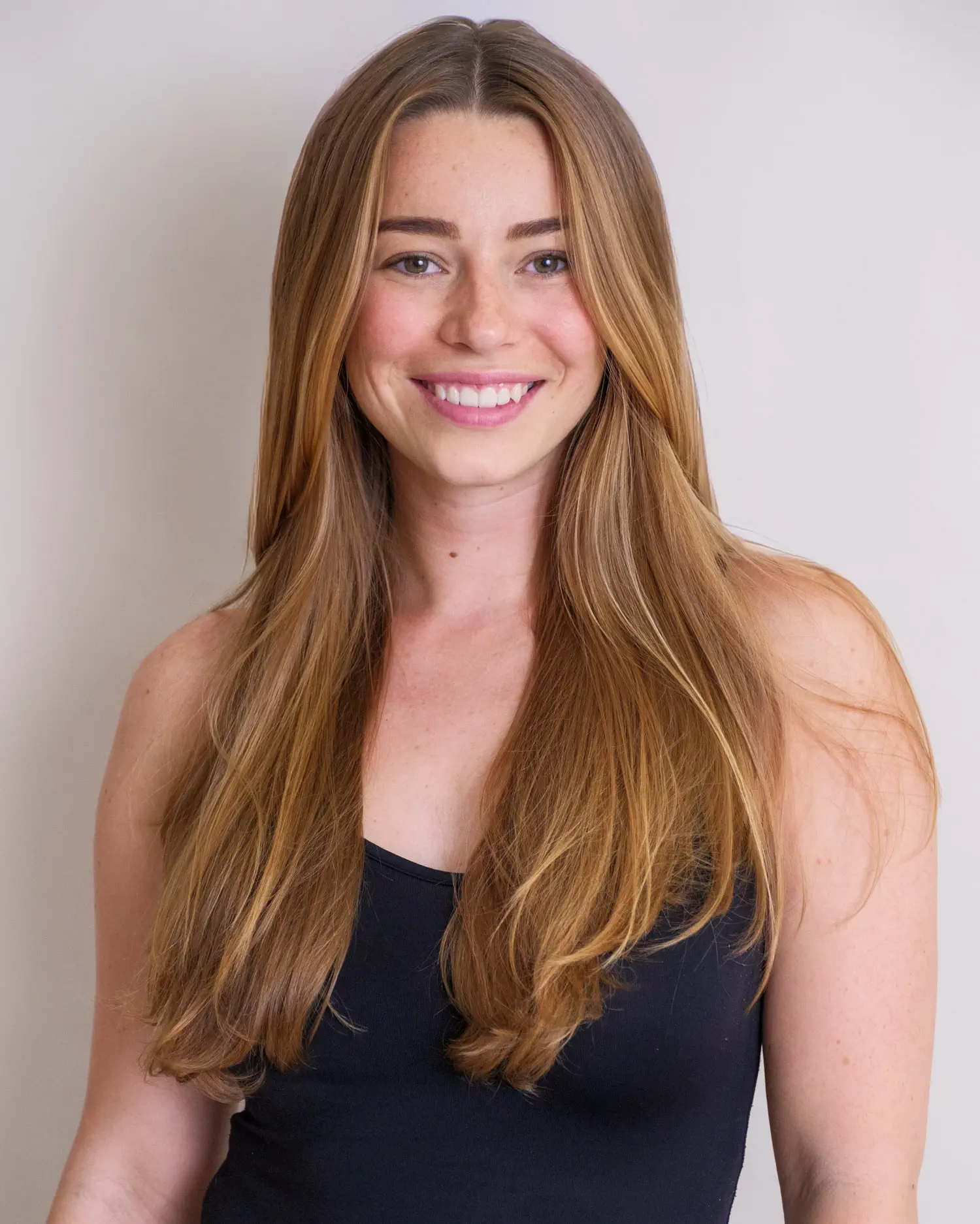 Reduziertes Modelportrait im Studio mit ruhigem Ausdruck