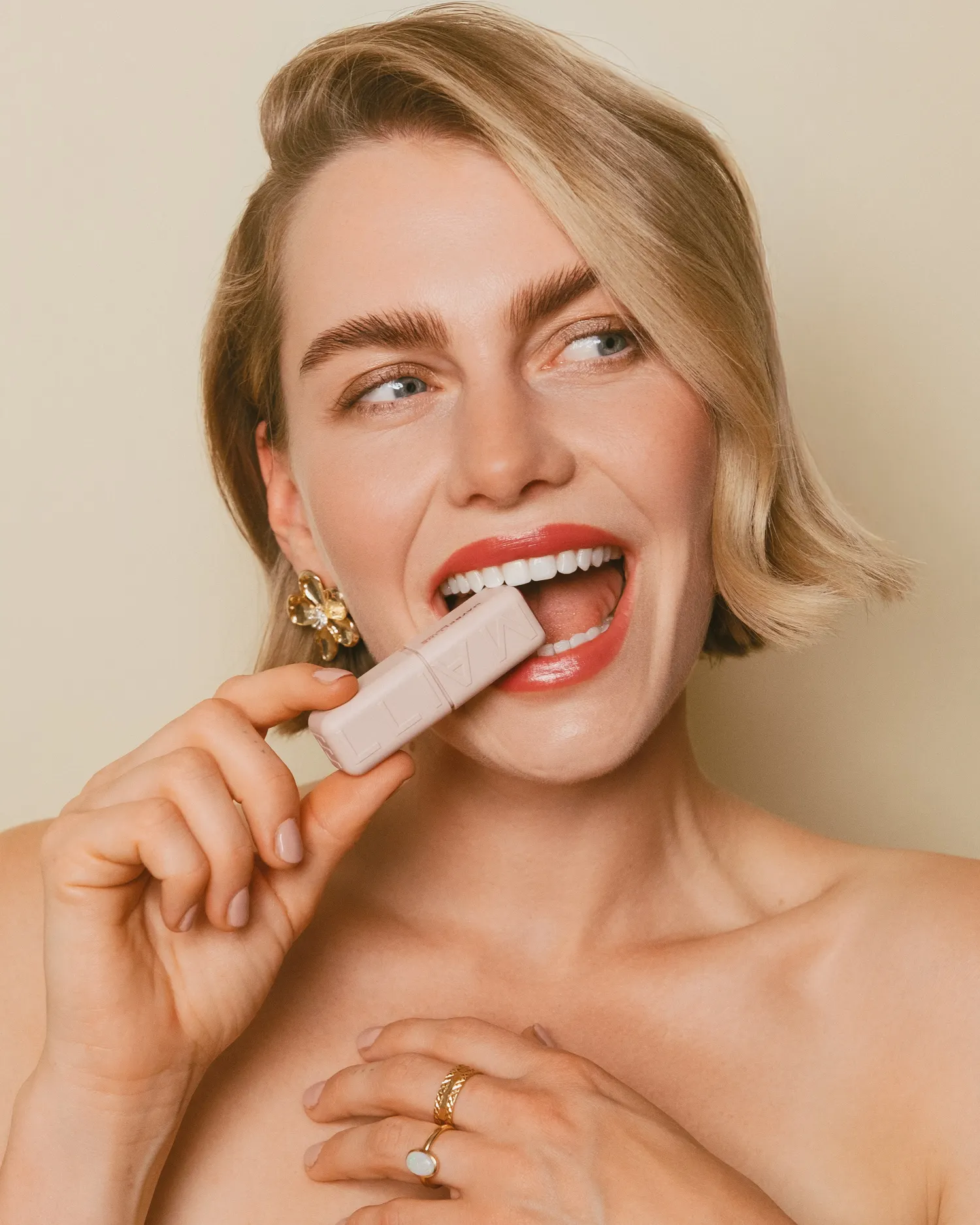 Nahes Beauty-Portrait eines Models mit kurzem blondem Haar und Lippenstift